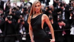 Bella Hadid bei den Filmfestspielen von Cannes – legt das Model bald eine Babypause ein? (Bild: APA/Scott Garfitt/Invision/AP)