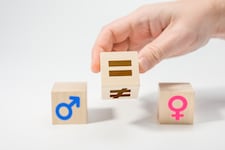 Die Problematik um den Gender Health Gap ist wissenschaftlich belegt und hat starke Auswirkungen auf die Gesundheit von Frauen. (Bild: Celt Studio - stock.adobe.com)
