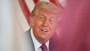Trump verteidigt nun, dass Putin nicht nach Istanbul gereist ist. (Bild: AP/Alex Brandon)