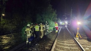 Die Feuerwehr leuchtete die Unfallstelle aus und transportierte den Verletzten zum Rettungswagen