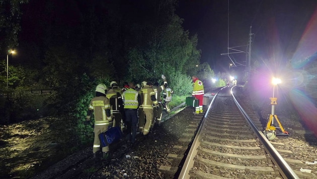Die Feuerwehr leuchtete die Unfallstelle aus und transportierte den Verletzten zum Rettungswagen