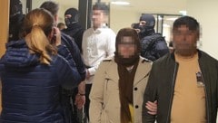 Im weißen Hemd wird Luca K. – ein beschuldigter Helfer des Swift-Attentäter – vorgeführt. (Bild: Bartel Gerhard)