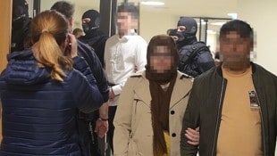 Im weißen Hemd wird Luca K. – ein beschuldigter Helfer des Swift-Attentäter – vorgeführt.