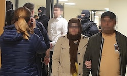 Im weißen Hemd wird Luca K. – ein beschuldigter Helfer des Swift-Attentäter – vorgeführt.