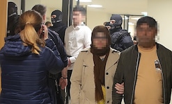 Im weißen Hemd wird Luca K. – ein beschuldigter Helfer des Swift-Attentäter – vorgeführt.
