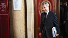 Frankreichs Ex-Präsident Nicolas Sarkozy ist seine Fußfessel schon wieder losgeworden.