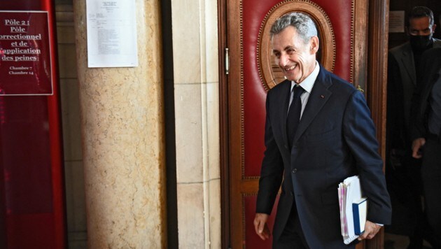Frankreichs Ex-Präsident Nicolas Sarkozy ist seine Fußfessel schon wieder losgeworden.