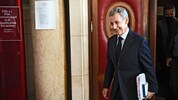 Frankreichs Ex-Präsident Nicolas Sarkozy ist seine Fußfessel schon wieder losgeworden. (Bild: AFP/CHRISTOPHE ARCHAMBAULT)