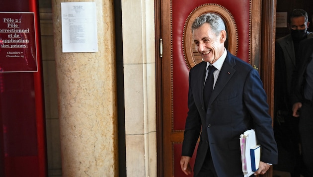 Frankreichs Ex-Präsident Nicolas Sarkozy ist seine Fußfessel schon wieder losgeworden.