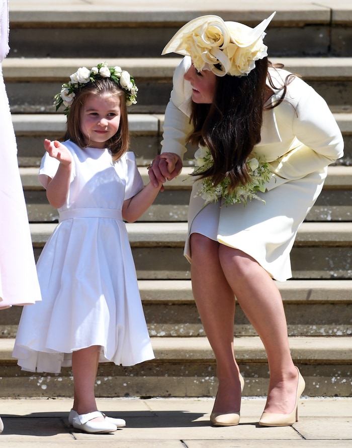 Prinzessin Charlotte in ihrem umstrittenen Brautjungfernkleid mit Mama Kate bei der Hochzeit von Prinz Harry und Herzogin Meghan. 
