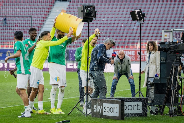 Nach dem gesicherten Klassenerhalt „kassierte“ Semlic, hier beim Sky-Interview, von seinen Spielern die obligatorische Bierdusche.