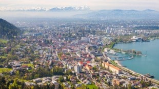 Menschen, die in der großen Stadt wohnen, erheben sich oft über jene, die auf dem Land leben. ...
