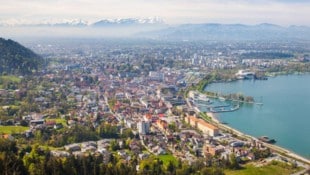 Menschen, die in der großen Stadt wohnen, erheben sich oft über jene, die auf dem Land leben. Diese Arroganz ist völlig deplatziert – findet zumindest Kabarettist Stefan Vögel. (Bild: visit bregenz / christiane setz)