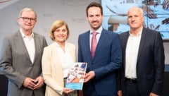 Christoph Wiederkehr (3. v.l.) mit dem Vorarlberger Wirtschaftskammerpräsident Karlheinz Kopf, ...