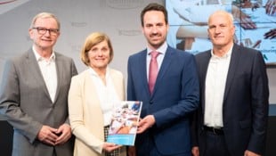 Christoph Wiederkehr (3. v.l.) mit dem Vorarlberger Wirtschaftskammerpräsident Karlheinz Kopf, ...