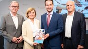 Christoph Wiederkehr (3. v.l.) mit dem Vorarlberger Wirtschaftskammerpräsident Karlheinz Kopf, Bildungslandesrätin Barbara Schöbi-Fink und Projektleiter Andreas Kappaurer ist in Vorarlberg ein gern gesehener Gast. (Bild: ALEXANDRA_SERRA)
