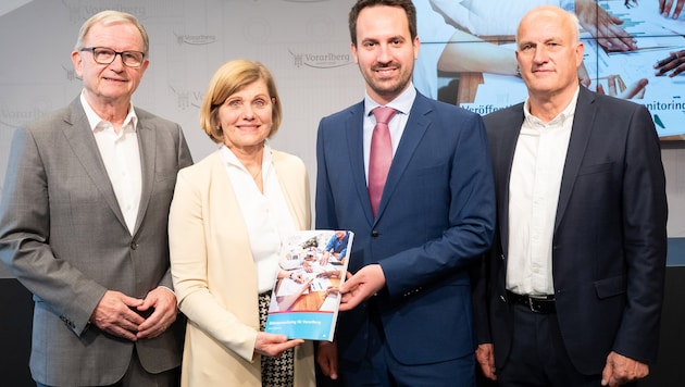 Christoph Wiederkehr (3. v.l.) mit dem Vorarlberger Wirtschaftskammerpräsident Karlheinz Kopf, Bildungslandesrätin Barbara Schöbi-Fink und Projektleiter Andreas Kappaurer ist in Vorarlberg ein gern gesehener Gast.