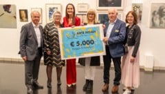 Der Verein „Arte Noah“ überreichte einen Spendenscheck an „Krone“ Tierecke-Leiterin Maggie Entenfellner.  (Bild: FPuchas)