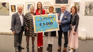 Der Verein „Arte Noah“ überreichte einen Spendenscheck an „Krone“ Tierecke-Leiterin Maggie Entenfellner.  (Bild: FPuchas)