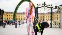 Kerstin U. und ihrem Assistenzhund Balu wurde 2023 der Eintritt in den Schlosspark Schönbrunn verweigert. Eine Schlichtung hat letztlich zu einer positiven Einigung geführt. (Bild: Eva Manhart)