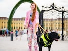 Kerstin U. und ihrem Assistenzhund Balu wurde 2023 der Eintritt in den Schlosspark Schönbrunn verweigert. Eine Schlichtung hat letztlich zu einer positiven Einigung geführt. (Bild: Eva Manhart)
