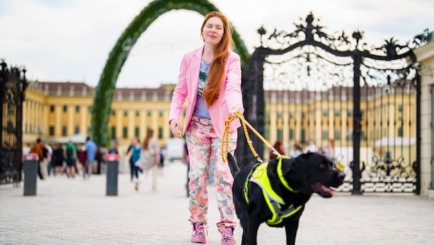Kerstin U. und ihrem Assistenzhund Balu wurde 2023 der Eintritt in den Schlosspark Schönbrunn verweigert. Eine Schlichtung hat letztlich zu einer positiven Einigung geführt. 