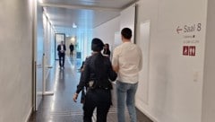 In Handschellen wurde der notorische Dieb zum Prozess in Eisenstadt vorgeführt. (Bild: HS)