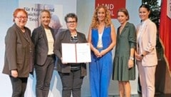 Bader (Mitte) mit den Jurymitgliedern Hochleitner, Laske, Pawlata, Punz-Praxmarer, Steiner. (Bild: Land Tirol/Dorfmann)