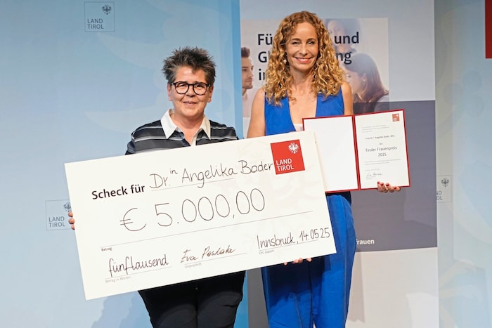Angelika Bader (li.) mit LR Eva Pawlata bei der Verleihung des Frauenpreises 2025 im Innsbrucker Landhaus. 
