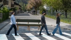 Im Beatles-Style: Bank „Johan“ wird von Mitarbeitern von Forcher nach London gebracht. (Bild: Forcher Tirol)