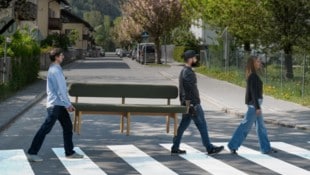 Im Beatles-Style: Bank „Johan“ wird von Mitarbeitern von Forcher nach London gebracht. (Bild: Forcher Tirol)