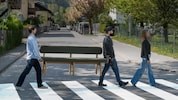 Im Beatles-Style: Bank „Johan“ wird von Mitarbeitern von Forcher nach London gebracht.