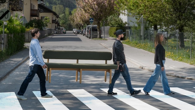 Im Beatles-Style: Bank „Johan“ wird von Mitarbeitern von Forcher nach London gebracht.