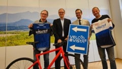 Franz Klammer, Klaus Ehrenbrandtner, Sebastian Schuschnig und Paco Wrolich ziehen die erste Velovista in Kärnten auf. (Bild: Tragner Christian)