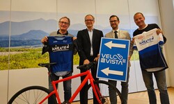 Franz Klammer, Klaus Ehrenbrandtner, Sebastian Schuschnig und Paco Wrolich ziehen die erste ...