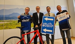 Franz Klammer, Klaus Ehrenbrandtner, Sebastian Schuschnig und Paco Wrolich ziehen die erste ...