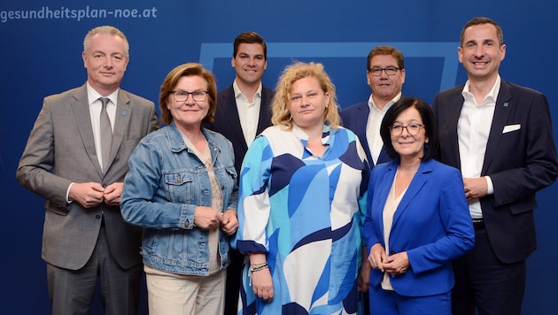 Die Vorstände der Landesgesundheitsagentur (LGA) mit den Projektbetreibern Oliver und Hermann Hofmeister (hinten Mitte), Gmünds Bürgermeisterin Helga Rosenmayer  (vorne links) und Bundesratsabgeordneter Margit Göll (vorne rechts).