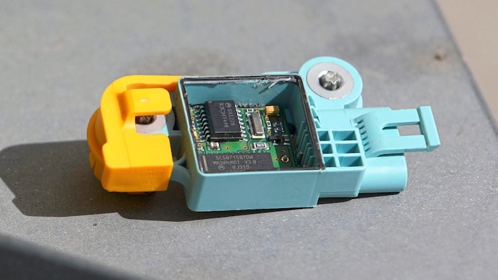 Der in die Autotür eingebaute Quarz-Sensor löste beim Zuschlagen den Seiten-Airbag aus.