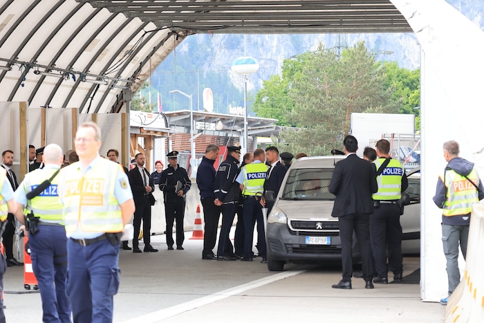 In Überdachungen an der Grenze wird streng kontrolliert.