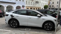 In Ried zog der Privat-Pkw des Bürgermeisters beim Laden vor der Polizeidienststelle sehr viele Blicke auf sich. (Bild: Fuchs)