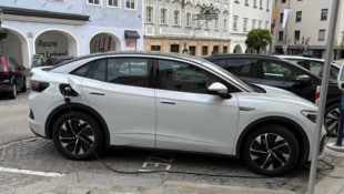 In Ried zog der Privat-Pkw des Bürgermeisters beim Laden vor der Polizeidienststelle sehr viele Blicke auf sich. (Bild: Fuchs)