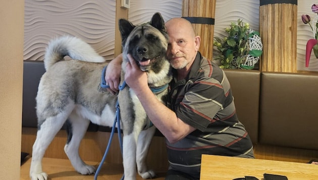 Walter Riederer (mit seiner „Bonny“) wurde beim Kampf der drei Hunde auch in die Hand gebissen.