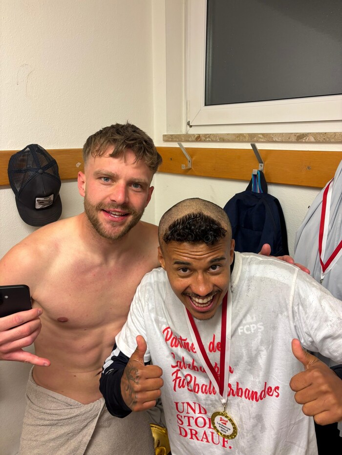Phillip Zehentmayr und Gabriel Messias, der sich die Haare rasieren ließ.