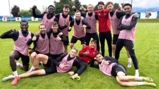Sogar jetzt im Titelkampf ist die Stimmung im WAC-Training bei Ballo (re.) und Co locker. (Bild: Pessentheiner Florian)
