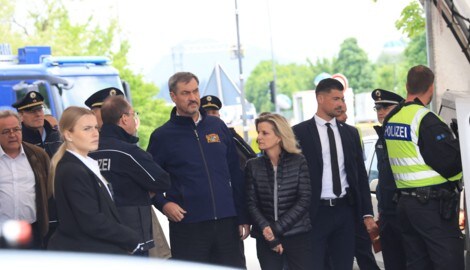 Politikerauflauf bei der deutschen Kontrollstelle in Kiefersfelden (Bild: Birbaumer Christof)