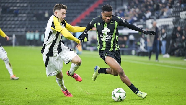 Lawrence Agyekum (re.) im Duell gegen den LASK.