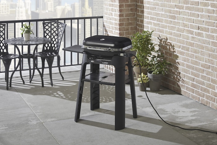 Perfekter Begleiter für den urbanen Raum: Der Weber LUMIN® Elektrogrill mit 5-in-1 Funktionalität (Scharf Angrillen, Dünsten, Warmhalten, Räuchern, Auftauen)