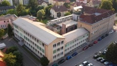 Bei routinemäßigen Überprüfungen der Mittelschule wurden die Mängel sichtbar. (Bild: Stadt Bruck)