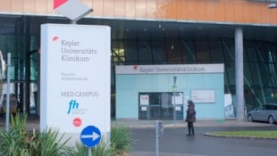 Im Kepler Klinikum wurde ein Vergewaltigungsopfer weggeschickt, weil das Spital nicht Aufnahme hatte. (Bild: Horst Einöder/Flashpictures)