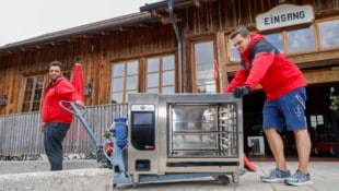 Aufräumen, Material schleppen, putzen: Die Mitarbeiter am Gnadenhof werkeln auf Hochdruck bis ...